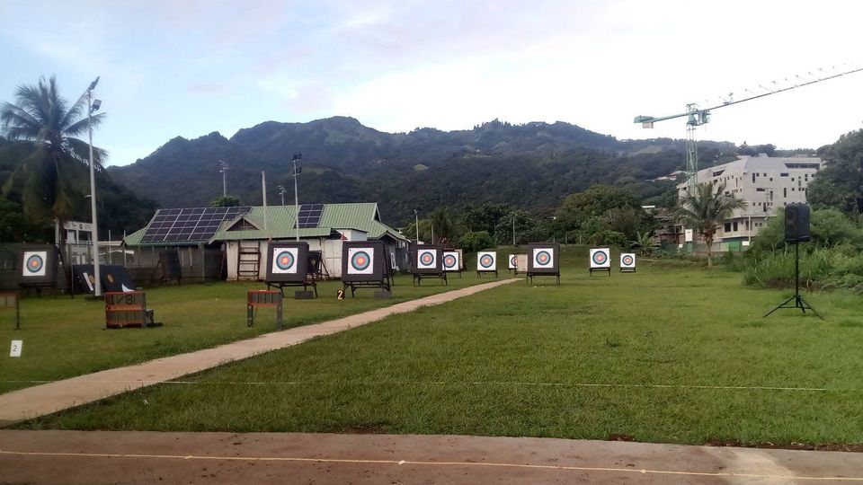 Le terrain de tir du stade Pater et ses cibles alignées, au pied des montagnes de Pirae.