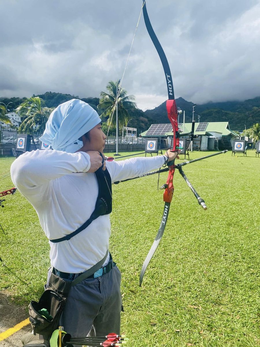 Archer du club en pleine allonge avec un arc classique, sur le terrain du stade Pater.